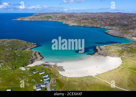 Vue aérienne de la plage à Achmelvich, Sutherland, région des Highlands d'Écosse, Royaume-Uni Banque D'Images