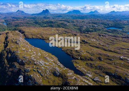 Vue aérienne sur les montagnes de la région d'Assynt Coigach, dans les Highlands écossais, en Écosse, au Royaume-Uni Banque D'Images