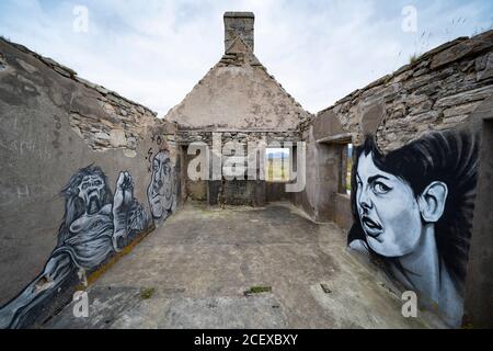 Graffiti peint sur les murs intérieurs de la maison de Moine à Sutherland, Écosse, Royaume-Uni Banque D'Images