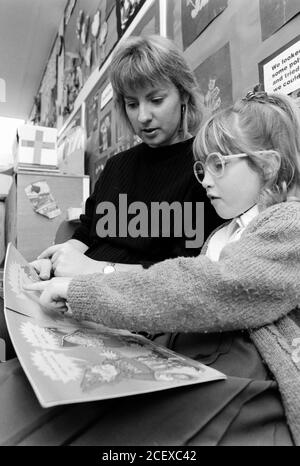 Debbie O’Rourke, enseignante stagiaire à la Highbury First and Middle School de Portsmouth. 02 avril 1993. Photo: Neil Turner Banque D'Images