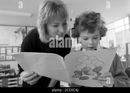 Debbie O’Rourke, enseignante stagiaire à la Highbury First and Middle School de Portsmouth. 02 avril 1993. Photo: Neil Turner Banque D'Images