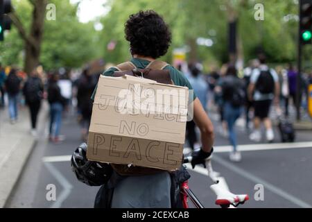 Un signe de protestation à la Marche du million de personnes, Londres, 30 août 2020 Banque D'Images