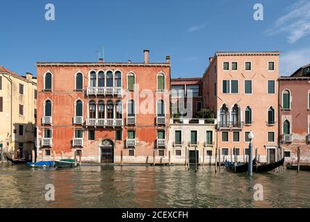 Veneig, Canal Grande, Palazzo Giustininian Persico, rechts Palazzo Tiepolo Passi, Auch Palazzetto Tiepolo, Palazzo Tiepoletto Passi oder CA' Tiepoletto Passi genannt Banque D'Images