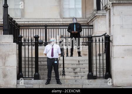 Les agents de sécurité portant des écrans faciaux à la National Gallery se trouvent au bas des marches menant à une petite entrée de la National Gallery pendant la pandémie du coronavirus, le 29 août 2020, à Londres, en Angleterre, Banque D'Images