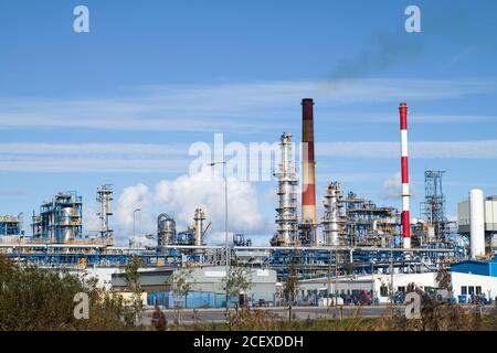 Usine de raffinerie de pétrole sur ciel bleu. Banque D'Images