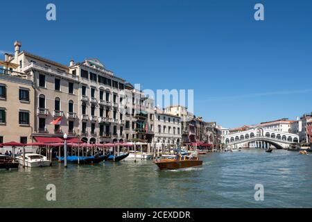 Veneig, Paläste am Canal Grande, Rechts die Rialtobrücke (Ponte di Rialto) Banque D'Images