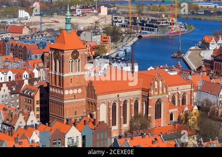 Église Saint-Jean dans la vieille ville de Gdansk vue aérienne, Pologne. Banque D'Images