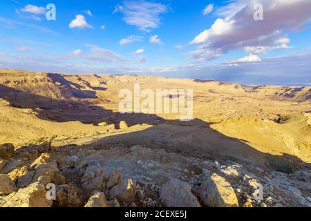 Vue de HaMakhtesh HaKatan (petit makhtesh, cratère). Le désert du Néguev, sud d'Israël Banque D'Images