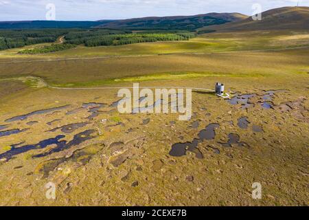 Vue aérienne de la tour d'observation des visiteurs sur le paysage de la Flow Country à la réserve naturelle de Forsinard de RSPB à Sutherland, en Écosse, au Royaume-Uni Banque D'Images