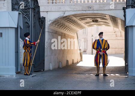 Soldats de la Garde suisse pontificale debout à côté de Saint Place Pierre au Vatican Banque D'Images