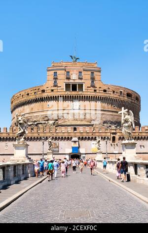 ROME,ITALIE - JUILLET 17,2017 : touristes au Ponte Sant Angelo avec l'imposant Castel Sant Angelo en arrière-plan Banque D'Images