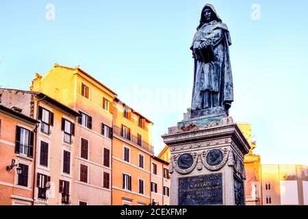 Monument à Giordano Bruno à Campo dei Fiori dans le centre Rome au coucher du soleil Banque D'Images