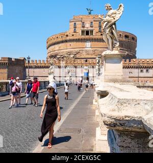 ROME,ITALIE - JUILLET 17,2017 : touristes au Ponte Sant Angelo avec l'imposant Castel Sant Angelo en arrière-plan Banque D'Images