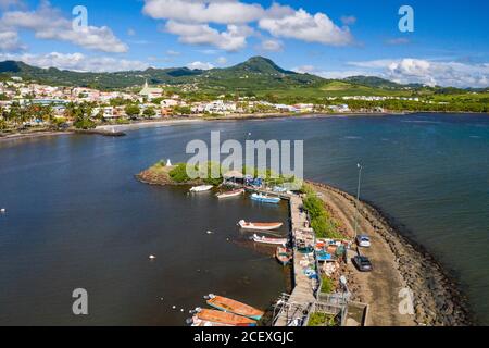 Les plages des Caraïbes sont en déclin à cause des algues Sargassum. Des clôtures sont installées dans la mer c'est le cas ici dans la ville de Vauclin en Martinique. Banque D'Images