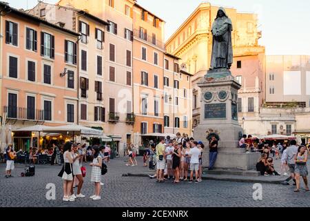 Campo dei Fiori au coucher du soleil, une place historique dans le centre de Rome avec le monument à Giordano Bruno Banque D'Images