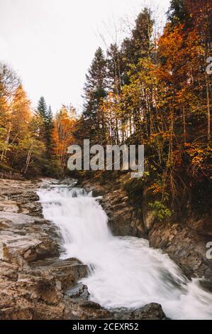 Paysage majestueux de rivière rapide qui coule à travers les bois d'automne orange En automne à Navarre Banque D'Images