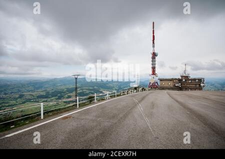 Vue spectaculaire sur la chaîne de montagnes Picos de Europa et l'asphalte Chaussée par jour nuageux dans les Asturies Banque D'Images