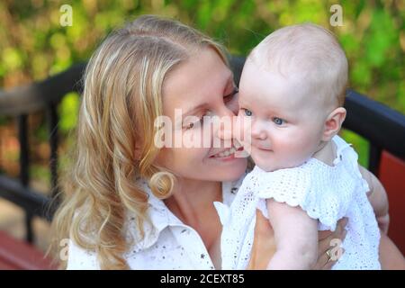 Jeune famille avec un enfant dans le parc. Portrait de mère et de fille à l'extérieur Banque D'Images