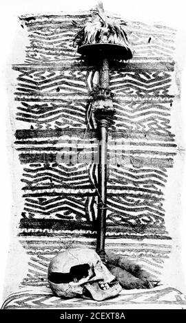 . Errance parmi les sauvages de la mer du Sud et à Bornéo et aux Philippines. M Moncktons, plus tard, rapporto au gouvernement). L'explication de ce que nous avons appris bientôt du Notus, et plus tard elle a été confirmée par nos prisonniers. Quand les Dobodurasstacapture un ennemi, ils le torrent lentement à mort, le mangeant pratiquement vivant. Quand les heis sont presque morts, ils font un trou sur le côté de la tête et prennent le cerveau avec un peu de cuillère en bois. Ces cerveaux, qui étaient éatenwarm et frais, ont été considérés comme une grande déUcacy.sans aucun doute le Notus a reconnu certains de ces parents parmi les reliques épouvantables. Nous nous sommes reposés à terre Banque D'Images