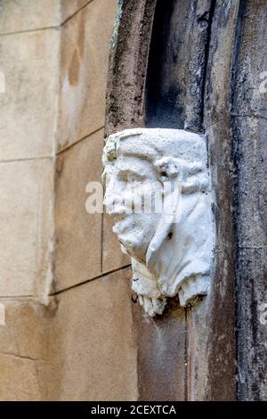 Sculpture d'un visage prodtudant du mur de l'église de Sainte-Marie-la-Vierge, Baldock, Royaume-Uni Banque D'Images