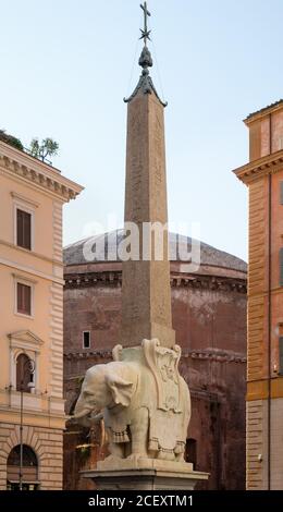 Le Pulcino della Minerva par Gian Lorenzo Bernini sur la Piazza Della Minerva dans le centre de Rome Banque D'Images