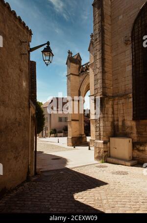 Collégiale médiévale notre Dame à Beaune. Vue depuis une petite rue Banque D'Images