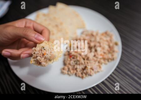 Culture ethnique femelle appréciant délicieux Mas Huni avec du pain de chapati assis à table au restaurant pendant le petit-déjeuner Banque D'Images