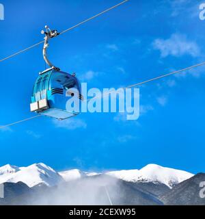 Cabine de téléphérique à Bansko, Bulgarie et la neige des montagnes à l'arrière-plan Banque D'Images