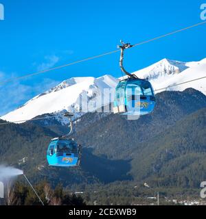 Bansko, Bulgarie - 19 février 2015 : cabine de téléphérique Bansko dans la station de ski bulgare et sommets enneigés à l'arrière-plan Banque D'Images