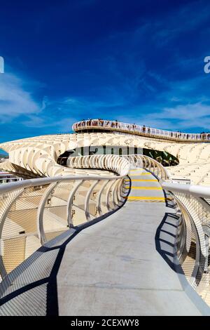 Plate-forme d'observation à Metropol Parasol, la plus grande structure en bois au monde par l'architecte Jürgen Mayer, Plaza de la Encarnación, Séville, Espagne Banque D'Images