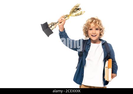 garçon blond tenant le trophée d'or et les livres isolés sur blanc Banque D'Images