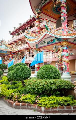 Photographies de l'incroyable Wihan Thep Sathit Phra Ki Ti Chaloem ou Temple chinois du Dragon Rouge. Chon Buri Pattaya Thaïlande. Banque D'Images