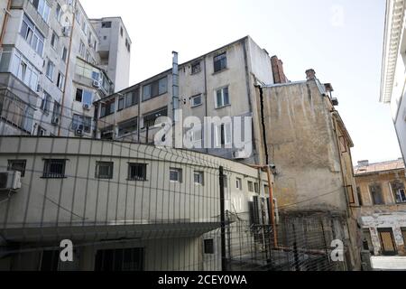 Bucarest, Roumanie - 2 septembre 2020 : grande fissure structurelle sur un vieux bâtiment habité dans la vieille ville de Bucarest. Banque D'Images