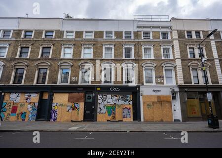 Carnaval de Notting Hill 2020. Embarquement devant le million de personnes qui marchent à Notting Hill, dans un climat de peur du désordre public pendant le week-end des vacances en banque. Banque D'Images