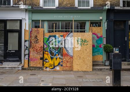 Carnaval de Notting Hill 2020. Embarquement devant le million de personnes qui marchent à Notting Hill, dans un climat de peur du désordre public pendant le week-end des vacances en banque. Banque D'Images