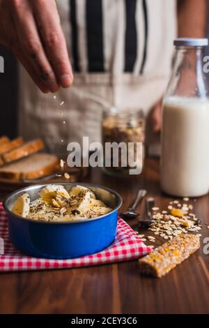 Crop femme préparant un petit déjeuner sain dans la cuisine Banque D'Images