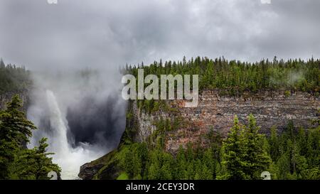 Helmcken Falls, parc provincial Wells Gray. Jour d'été pluvieux Banque D'Images