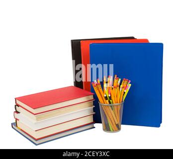 Belle photo d'une pile de livres à côté de quelques cahiers colorés et crayons dans un porte-crayon. Isolé sur un fond blanc. Banque D'Images