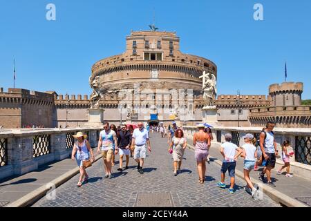 Touristes au pont à côté de Castel Sant'Angelo dans le centre Rome Banque D'Images