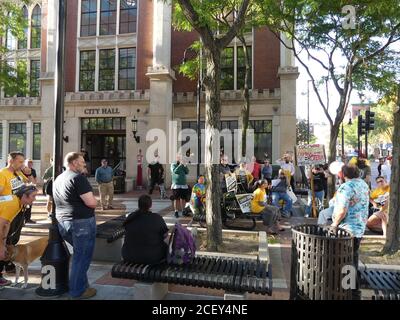 Manchester, New Hampshire, États-Unis. 2 septembre 2020. (NOUVEAU) démonstration contre le port de masques à Manchester, NH. 1er septembre 2020, Manchester, New Hampshire, Etats-Unis: Un groupe de militants manifestent devant l'hôtel de ville contre l'ordonnance proposée de porter des masques. Crédit: Julia Mineeva/Thenews2 crédit: Julia Mineeva/TheNEWS2/ZUMA Wire/Alamy Live News Banque D'Images