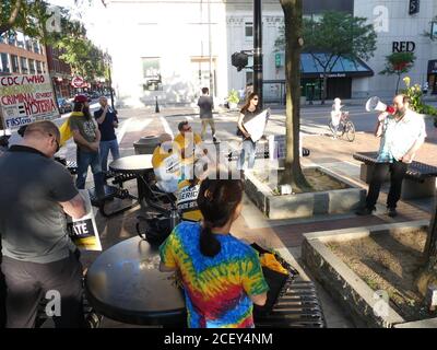 Manchester, New Hampshire, États-Unis. 2 septembre 2020. (NOUVEAU) démonstration contre le port de masques à Manchester, NH. 1er septembre 2020, Manchester, New Hampshire, Etats-Unis: Un groupe de militants manifestent devant l'hôtel de ville contre l'ordonnance proposée de porter des masques. Crédit: Julia Mineeva/Thenews2 crédit: Julia Mineeva/TheNEWS2/ZUMA Wire/Alamy Live News Banque D'Images