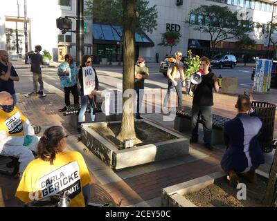 Manchester, New Hampshire, États-Unis. 2 septembre 2020. (NOUVEAU) démonstration contre le port de masques à Manchester, NH. 1er septembre 2020, Manchester, New Hampshire, Etats-Unis: Un groupe de militants manifestent devant l'hôtel de ville contre l'ordonnance proposée de porter des masques. Crédit: Julia Mineeva/Thenews2 crédit: Julia Mineeva/TheNEWS2/ZUMA Wire/Alamy Live News Banque D'Images