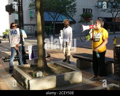 Manchester, New Hampshire, États-Unis. 2 septembre 2020. (NOUVEAU) démonstration contre le port de masques à Manchester, NH. 1er septembre 2020, Manchester, New Hampshire, Etats-Unis: Un groupe de militants manifestent devant l'hôtel de ville contre l'ordonnance proposée de porter des masques. Crédit: Julia Mineeva/Thenews2 crédit: Julia Mineeva/TheNEWS2/ZUMA Wire/Alamy Live News Banque D'Images