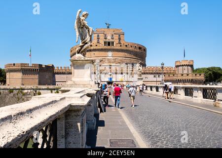 Touristes au Ponte Sant Angelo avec l'imposant Castel Sant Angelo en arrière-plan Banque D'Images