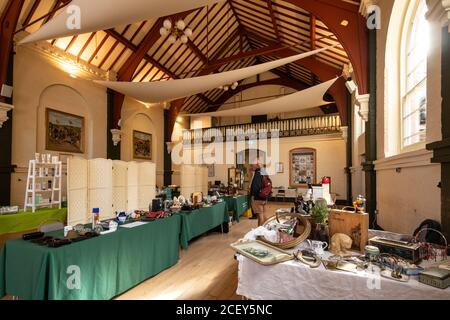Marché aux antiquités et aux puces, Hungerford, une ville de marché dans le Berkshire, Royaume-Uni. Étals du marché installés à l'intérieur de l'hôtel de ville Banque D'Images