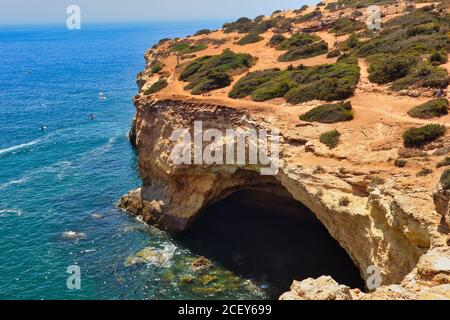 Vue sur la grotte de Benagil avec l'océan Atlantique Turquoise. Vue spectaculaire sur la grotte de Benagil depuis le haut à Carvoeiro. Banque D'Images