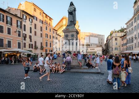 Campo dei Fiori au coucher du soleil, une place historique dans le centre de Rome avec le monument à Giordano Bruno Banque D'Images