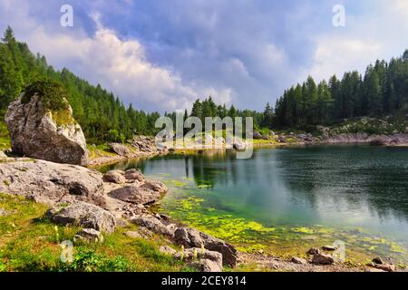 Lac double dans la vallée des lacs Triglav. Beau lac à côté de la cabane près des lacs Triglav en Slovénie. Rock debout à côté du lac. Banque D'Images