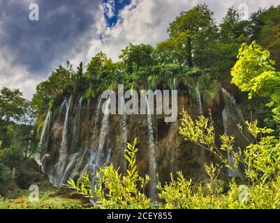 Cascade dans les lacs supérieurs du parc national des lacs de Plitvice. Belle journée ensoleillée en Croatie. Banque D'Images