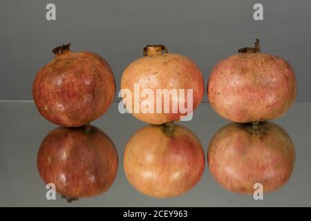 Jus de fruit rouge grenade sur fond sombre. Jus de fruit rouge grenade sur fond sombre. Studio Banque D'Images